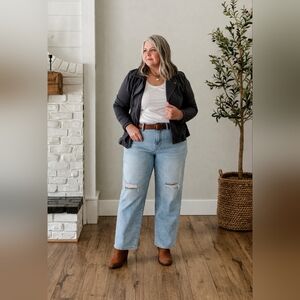 NOBO VINTAGE LIGHTWASH DISTRESSED MOM JEAN NWT